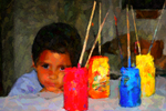 Enfant et pots de peinture.